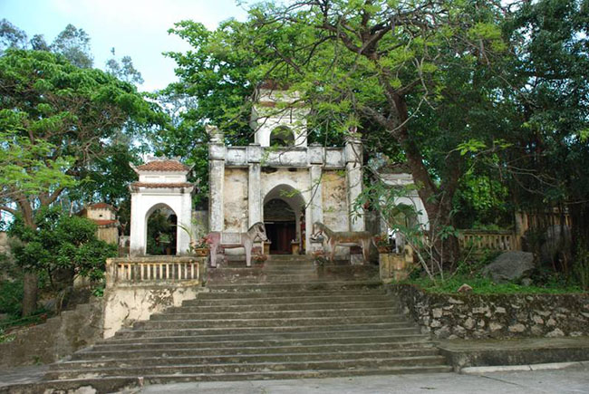 Đền thờ Tô Hiến Thành, làng cổ Hoàng Bột.