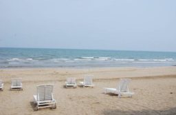Tắm nắng trên biển Hải Tiến