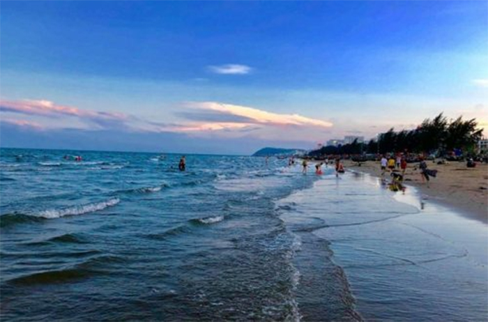 Bãi biển Sầm Sơn sóng khá mạnh thu hút nhiều bạn trẻ mê biển